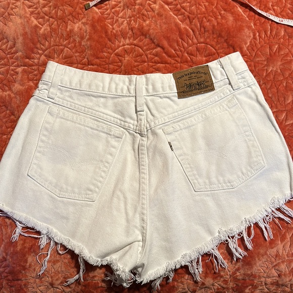 Vintage Levi’s 900 Series Cutoff Shorts - Picture 2 of 3